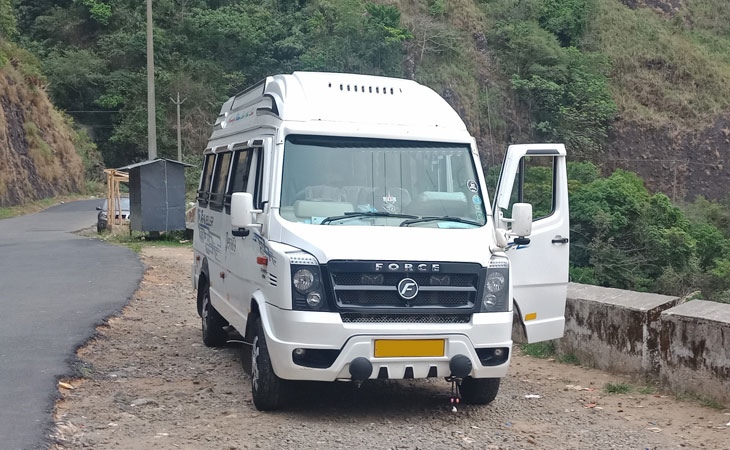 17 Seater Tempo Travellers